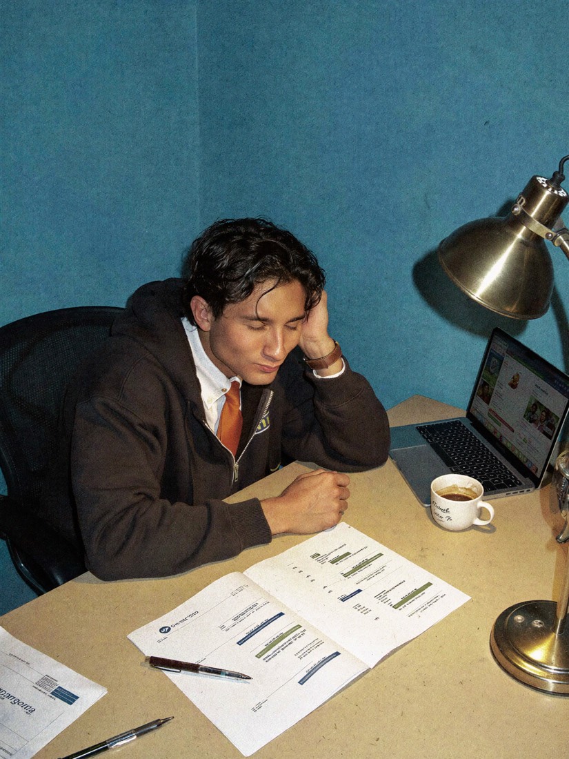 Valentino Vargas revisando informes en su escritorio