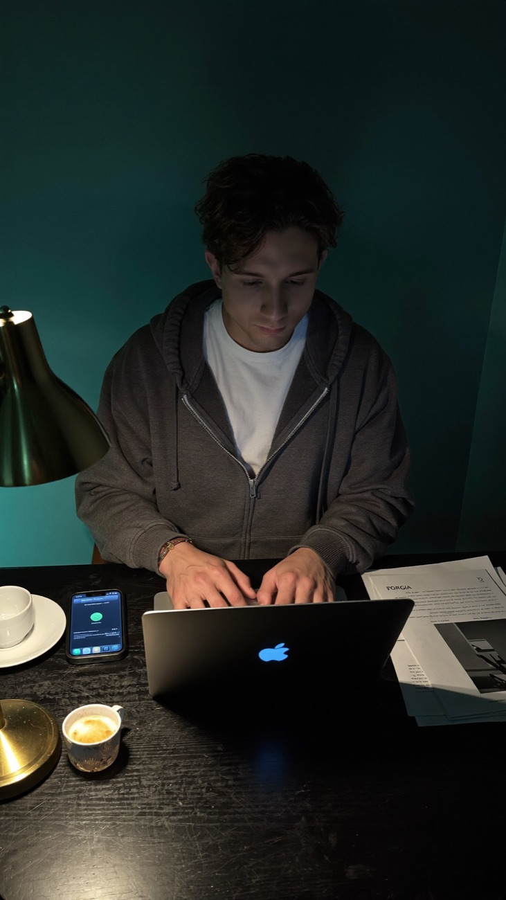 Valentino Vargas trabajando de noche en su portátil