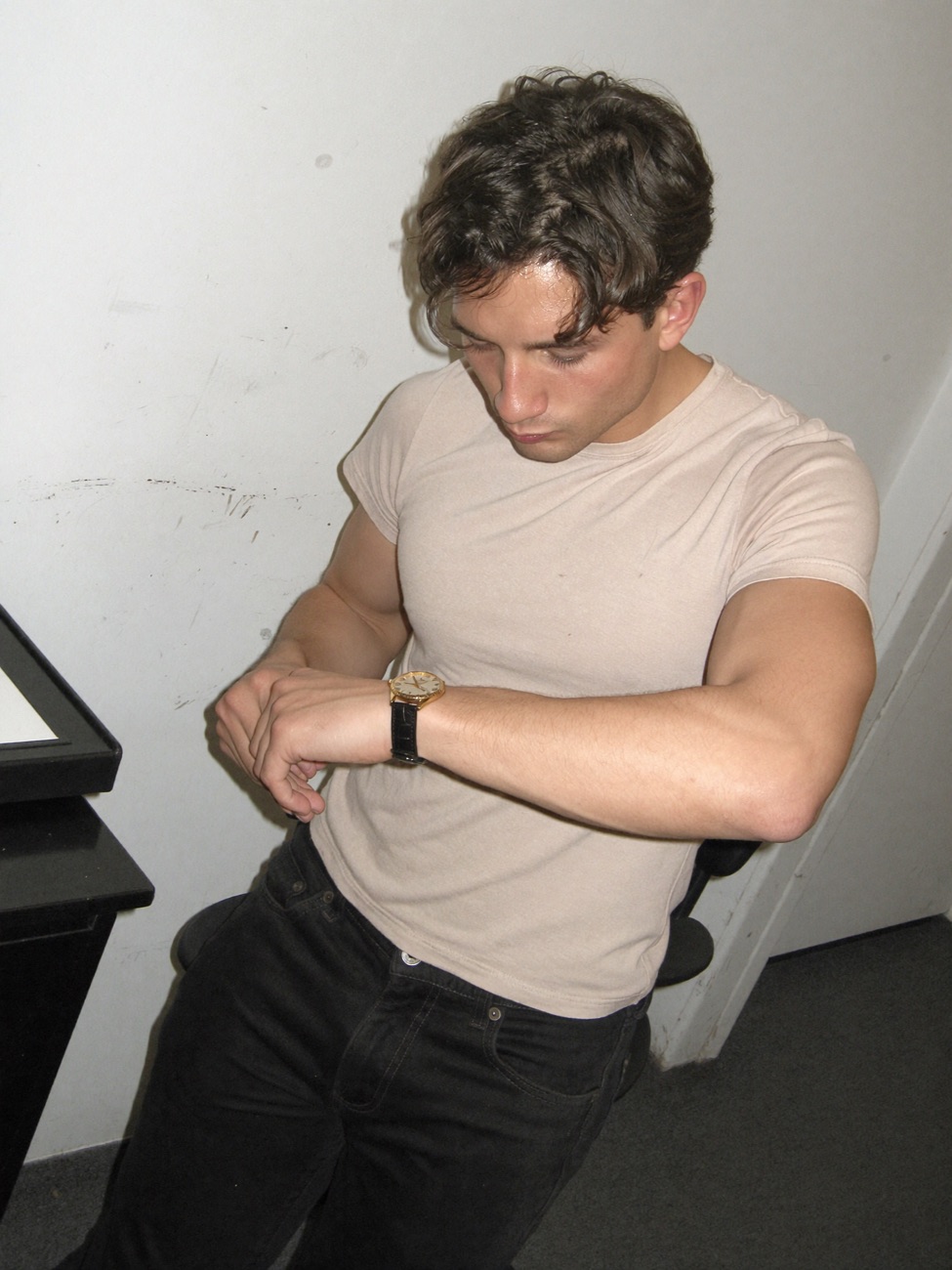 Valentino Vargas mirando su reloj