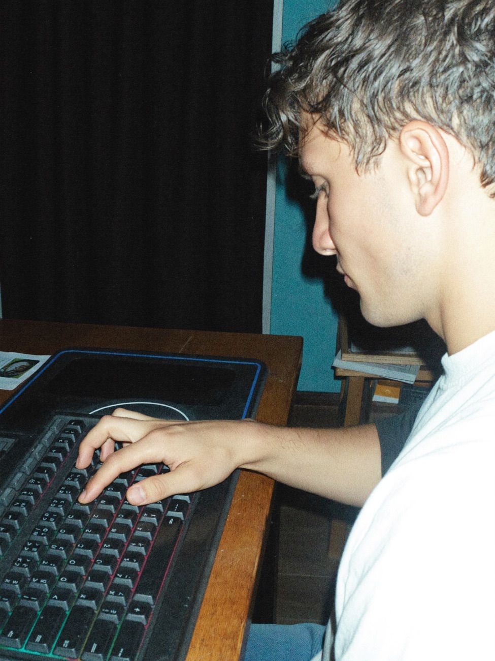 Valentino Vargas escribiendo en un teclado iluminado